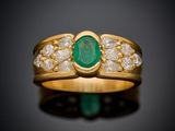 une bague en émeraude et diamant