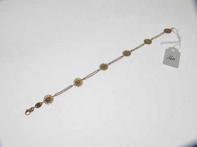 Gros plan sur un bracelet en or portant une étiquette
