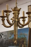 Lustre en bronze à quatre bras de lumière, le sommet du fût … (photo 2)
