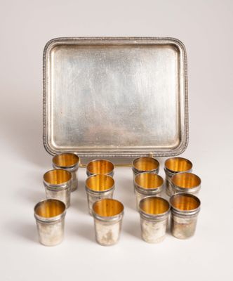 un lot de six verres à shot plaqués argent et un plateau