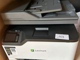 une imprimante placée au-dessus d'une armoire