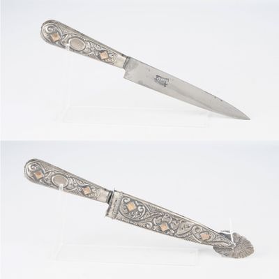 deux vues différentes d'un couteau posé sur une surface blanche