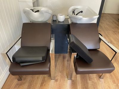 1 bac shampooing à deux places + réhausseurs