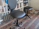 une chaise de bureau noire placée devant une bibliothèque