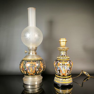 deux vases posés sur une table sur laquelle se trouve une lampe