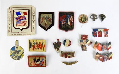 de nombreux pins et badges sur une surface blanche