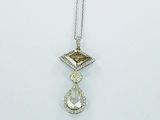 un pendentif orné d'un diamant blanc et d'un diamant jaune, monté sur une chaîne en argent