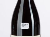 une bouteille de vin posée sur une table