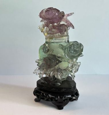 un vase en verre sur lequel est posé un bouquet de fleurs