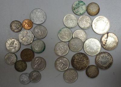 un grand nombre de pièces de monnaie posées sur une table les unes à côté des autres