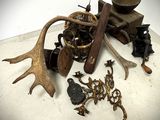 un tas de vieux objets en métal posés sur une table