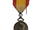 une image d'une médaille entourée d'un ruban sur fond blanc