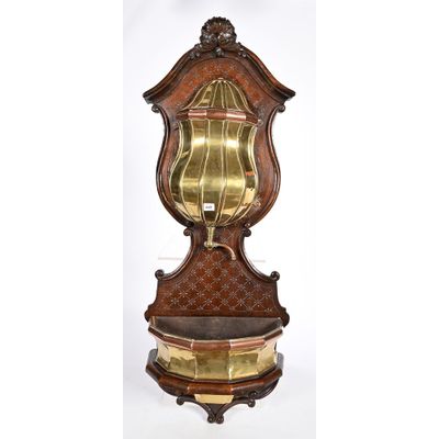 une horloge ancienne en bois avec un miroir au milieu