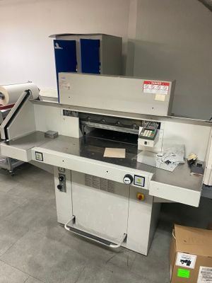 une machine placée au milieu d'une pièce