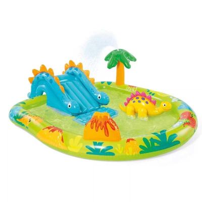 un gros plan d'une piscine gonflable avec un toboggan gonflable