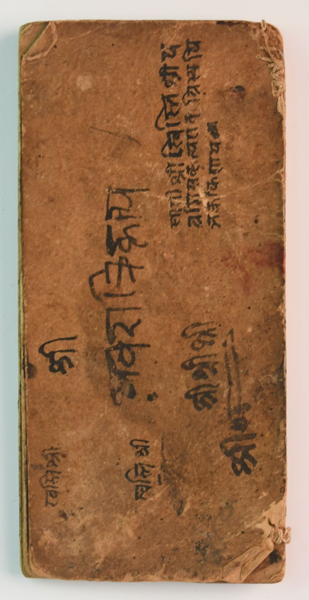 250 ter- NEPAL Livre de prière en Sanskrit composé d'un feuillet plié en accordéon à décor peint d'une tête de divini...