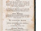 un vieux livre est ouvert sur une surface blanche