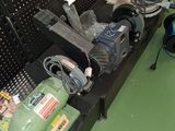 un homme qui travaille sur une machine dans un atelier