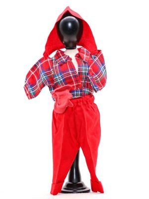 un mannequin vêtu d'une tenue rouge et portant une capuche