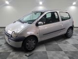 la photo d'une petite voiture argentée garée dans un garage