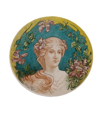 une assiette sur laquelle est représentée une femme avec des fleurs