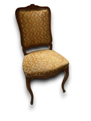 Une série de quatre chaises de style Louis XV