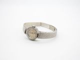 une image d'une montre-bracelet sur une surface blanche