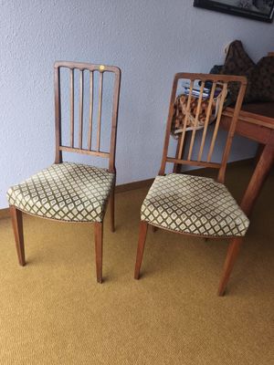 Une paire de chaise à dossier ajouré.