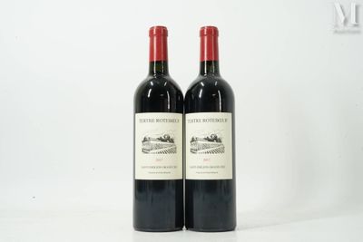 deux bouteilles de vin posées sur une table