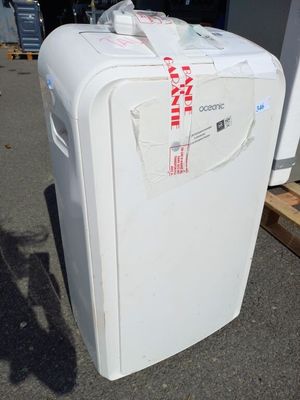 un réfrigérateur blanc qui se trouve dehors, dans la rue