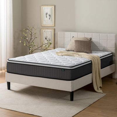 Le matelas se trouve sur le lit, dans la chambre près de la fenêtre.