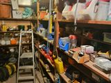 une pièce remplie de désordre et d'outils