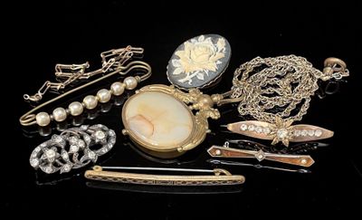 plusieurs types de bijoux différents sur une surface noire