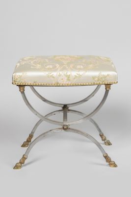 un banc blanc et doré orné d'un motif floral