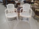 deux chaises blanches qui se trouvent dans une pièce