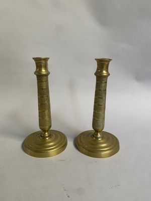 paire de chandeliers anciens en laiton sur fond blanc