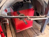 une photo montrant un pneu en cours de réparation dans un garage