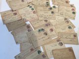 une pile de vieilles lettres et de timbres posée sur une table