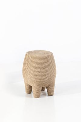 une image représentant un petit tabouret fabriqué à partir d'un morceau de jute