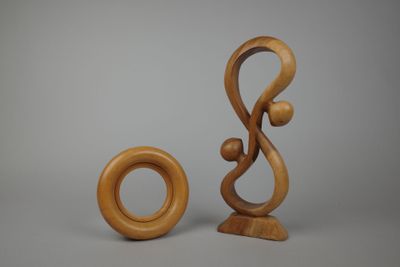 deux morceaux de bois posés sur une table