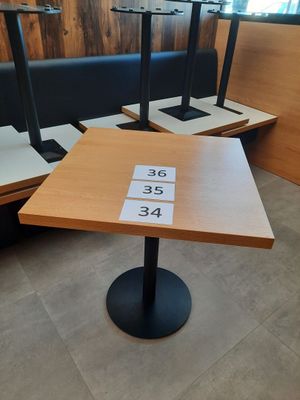 une table sur laquelle est inscrit un numéro, dans un restaurant