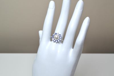 Une bague en argent sertie au centre d'une perle de culture …