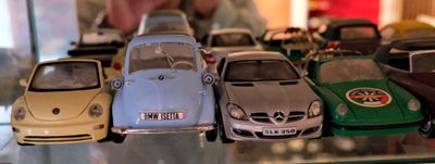 de nombreuses petites voitures exposées dans une vitrine