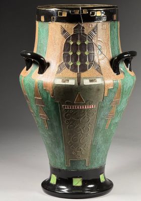 un vase orné d'un motif posé sur une table