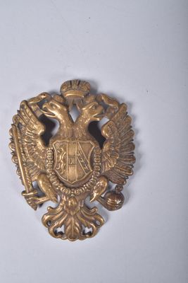 une image représentant une broche en or surmontée d'un oiseau