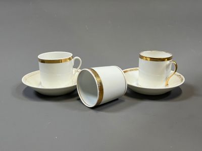 deux tasses et soucoupes sont posées sur une surface grise