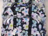 trois sacs de bagages emballés dans du plastique