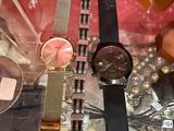 de nombreuses montres différentes exposées dans une vitrine