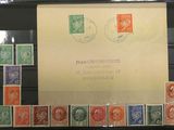 une photo d'une photo d'une carte postale sur laquelle figurent des timbres