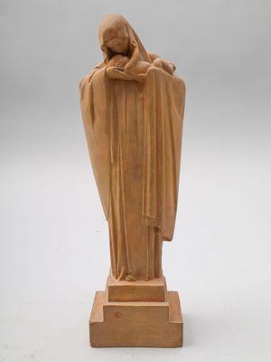 une statue représentant une femme vêtue d'une cape, les mains posées sur la tête